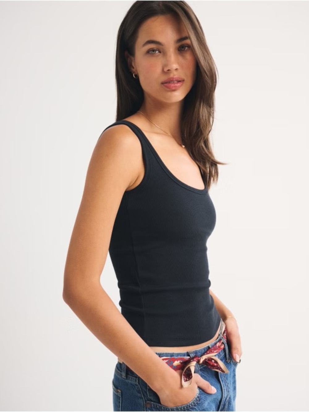 bra-free rib tuckable scoopneck tank - Picture 4 of 10